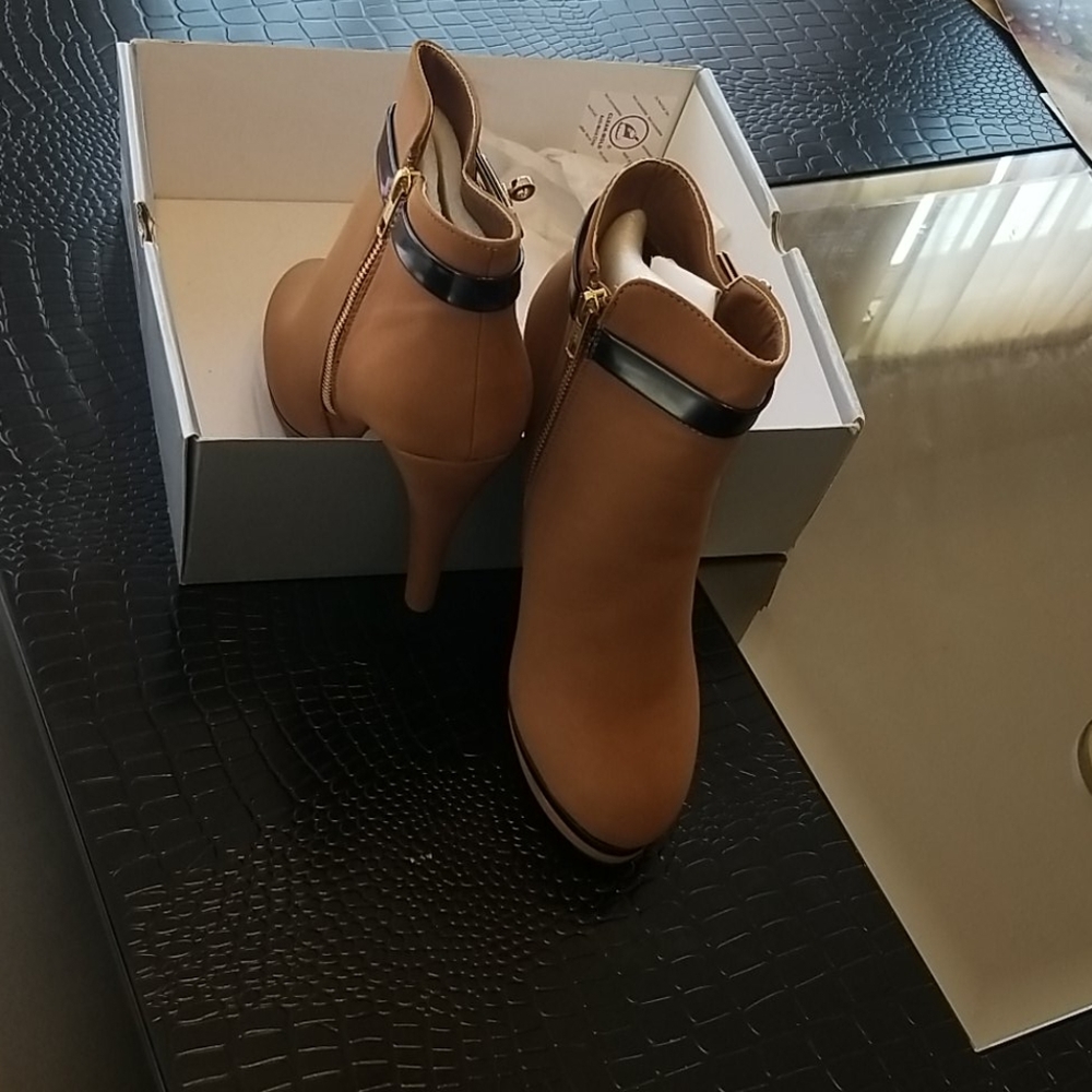 NWOT Beautiful Virginie Cognac Colored Shoe Boots